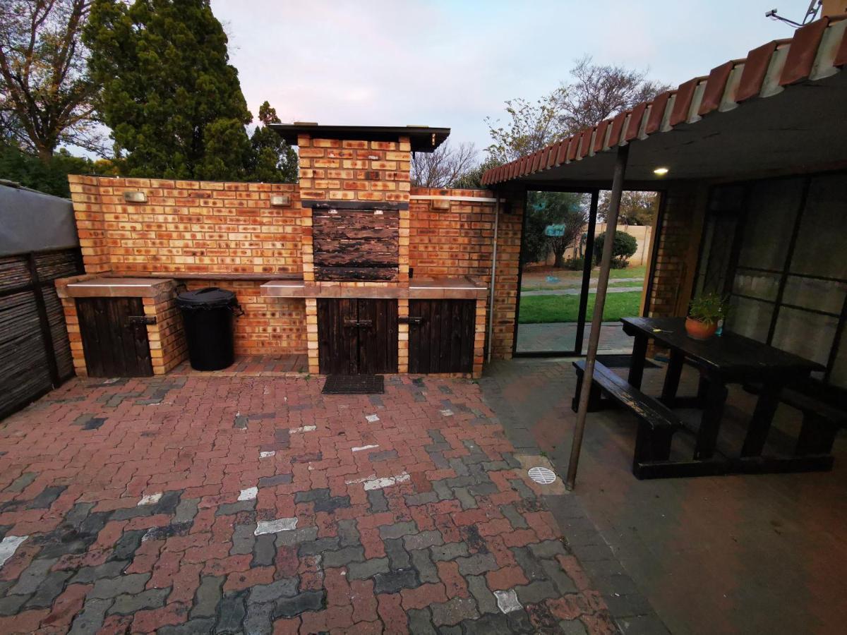 The Yellow Butterfly Vereeniging Exterior foto